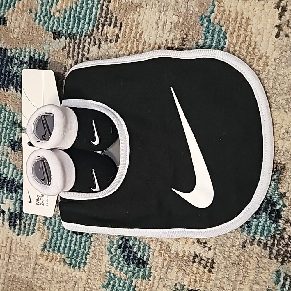 Nike Baby Bib & Booties 2-Piece Set (Black/White, 0-6 Months)